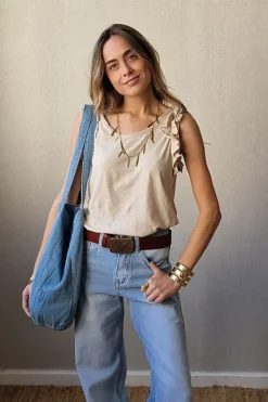 Camiseta tirantes volante manga beige
