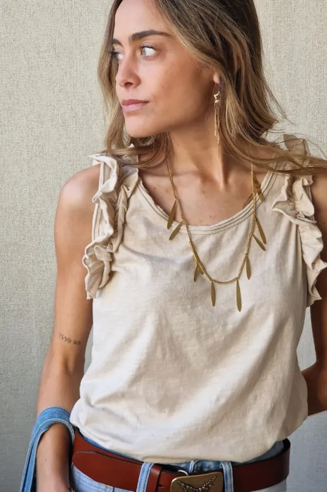 Camiseta tirantes volante manga beige