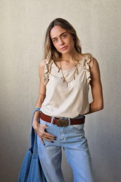 Camiseta tirantes volante manga beige