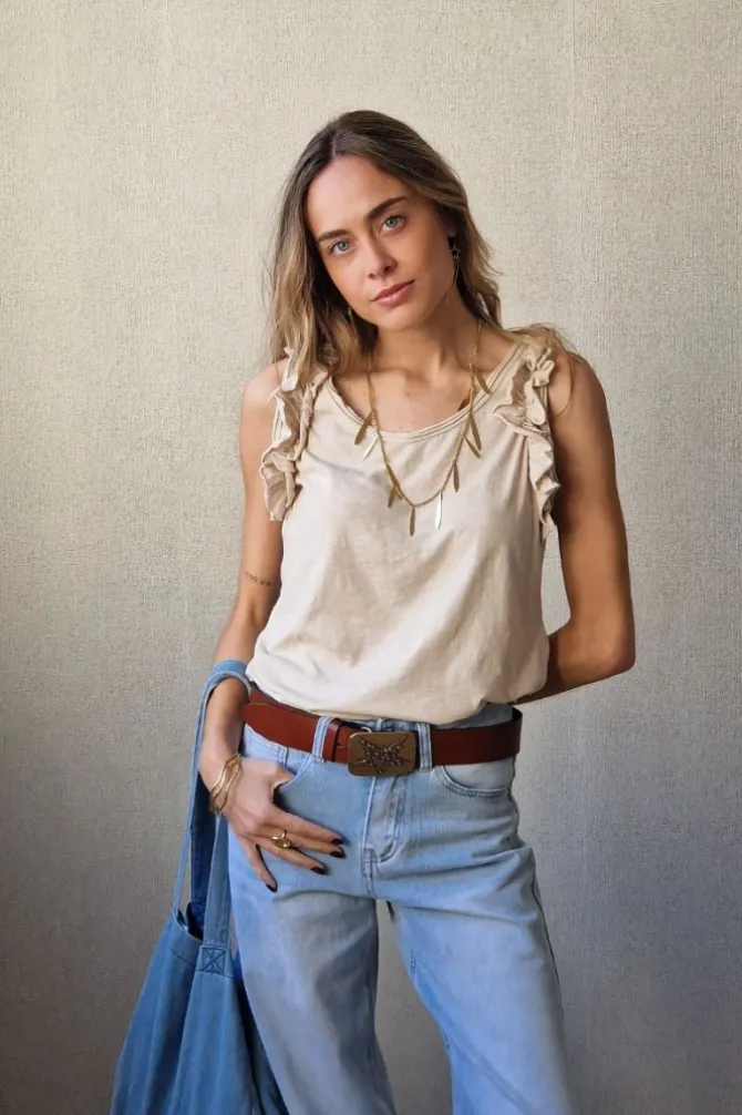 Camiseta tirantes volante manga beige