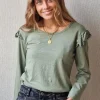 Camiseta verde militar con volantes en el hombro