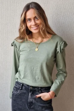 Camiseta verde militar con volantes en el hombro