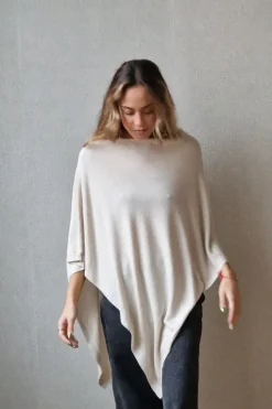 Capa de punto beige