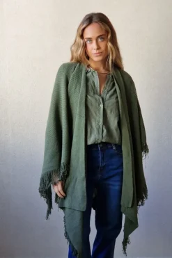 Chal de lana con flecos verde