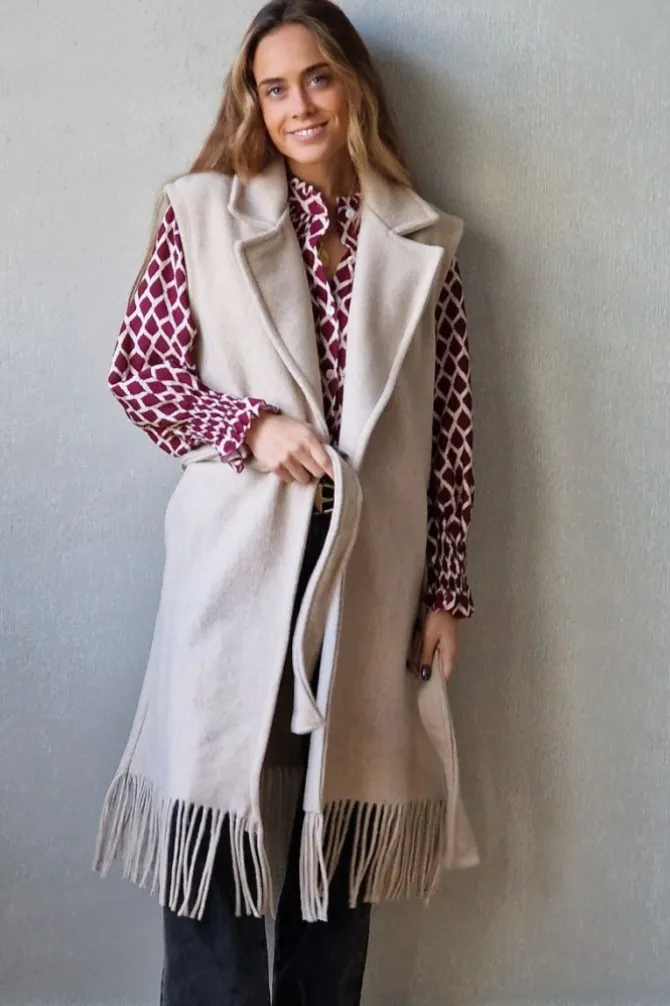 Chaleco beige con flecos