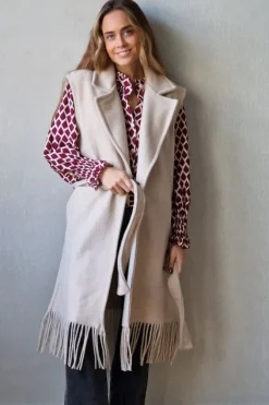 Chaleco beige con flecos
