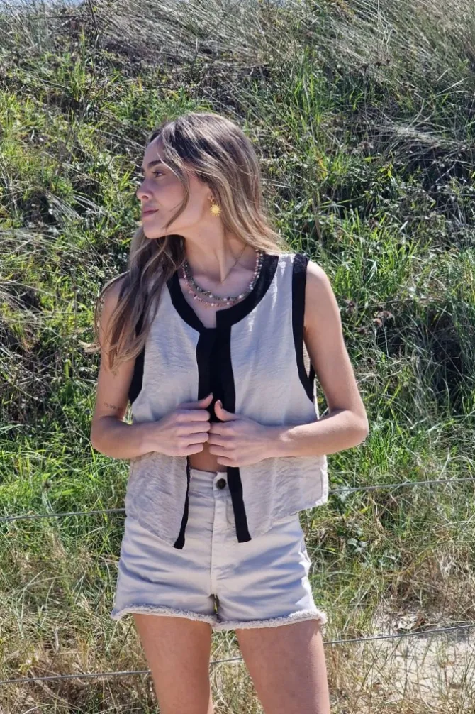 Chaleco bicolor beige y negro
