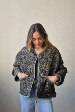Chaqueta acolchada animal print verde