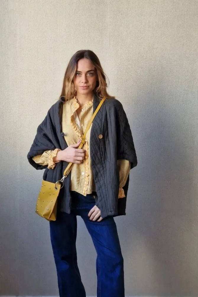Chaqueta acolchada con botón gris