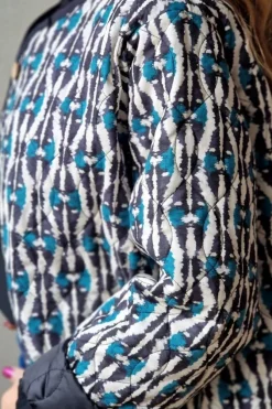 Chaqueta acolchada ikat negra