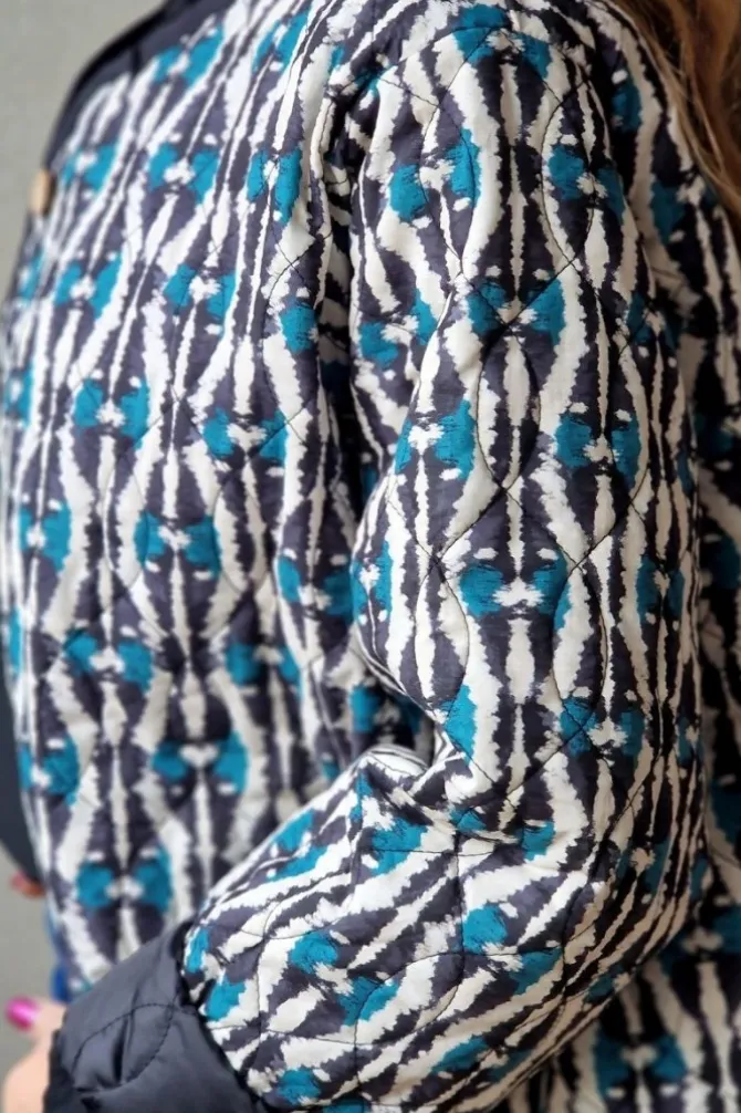 Chaqueta acolchada ikat negra