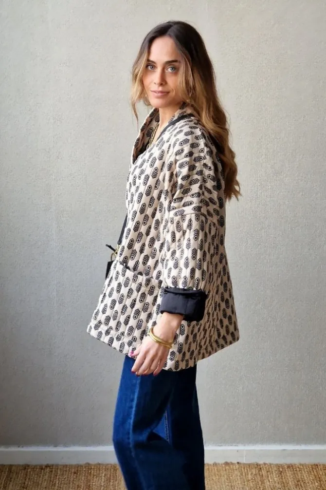 Chaqueta beige acolchada estampado negro