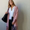 Chaqueta rosa con flecos en la parte inferior