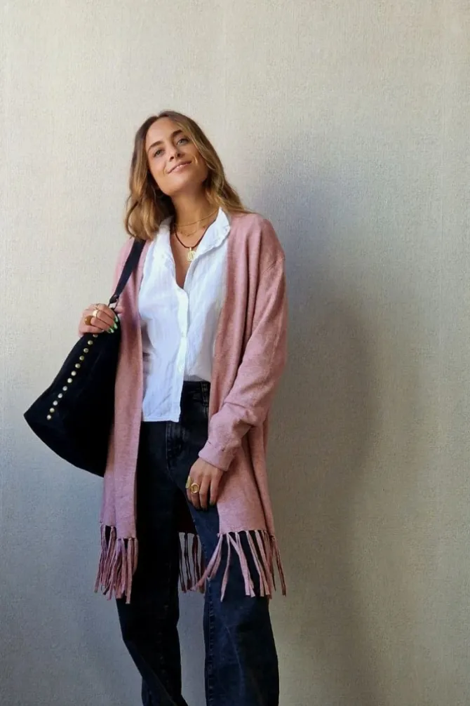Chaqueta rosa con flecos en la parte inferior