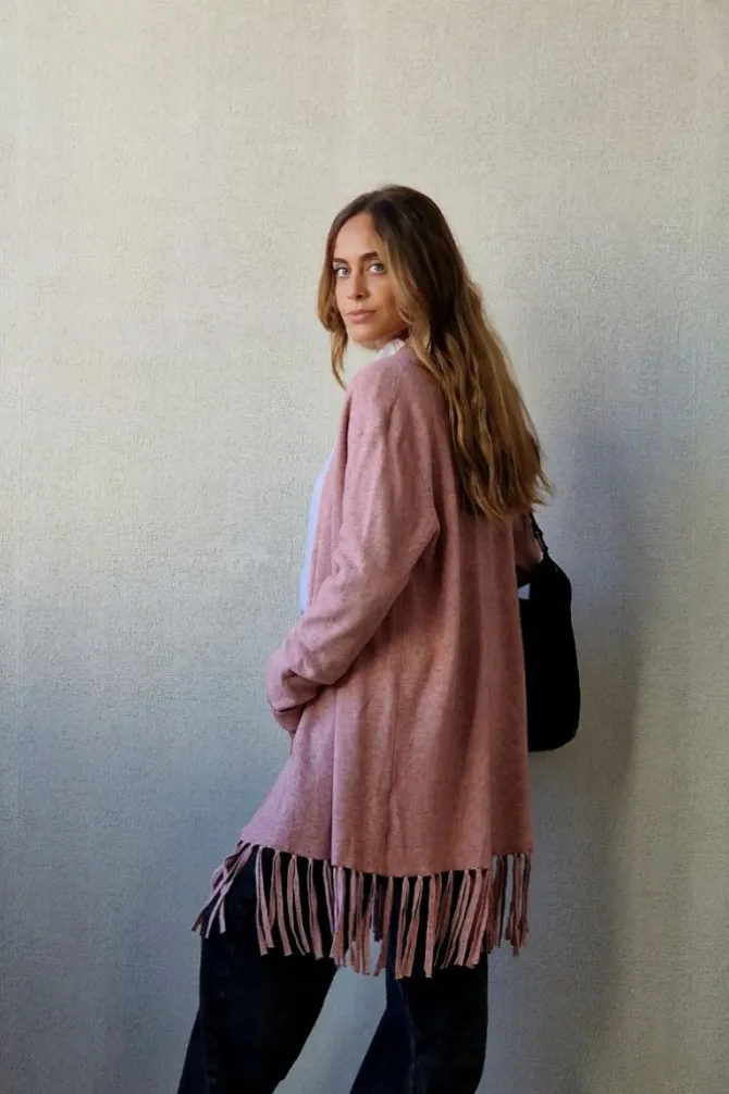 Chaqueta rosa con flecos en la parte inferior