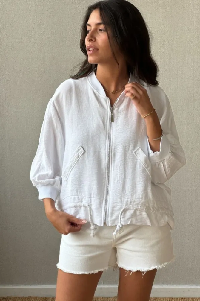 Chaqueta tipo bomber con cremalleras blanca