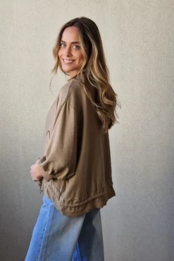 Chaqueta tipo bomber con cremallera camel
