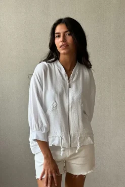 Chaqueta tipo bomber con cremalleras blanca