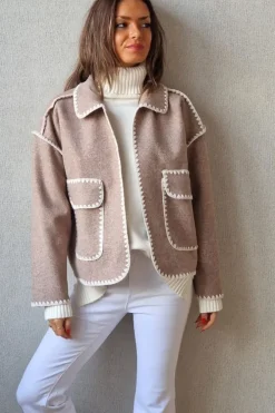 Chaquetón de paño topo con pespuntes crudo