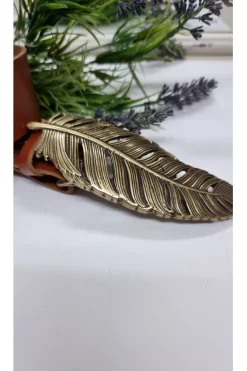 Cinturón de piel camel con hebilla hoja