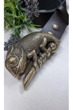 Cinturón de piel negra con hebilla camaleón dorado