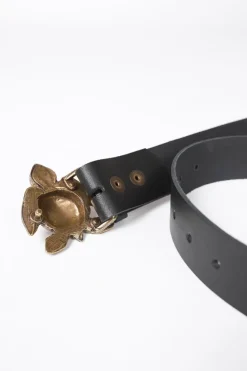 Cinturón de piel negra con hebilla dorado tortuga