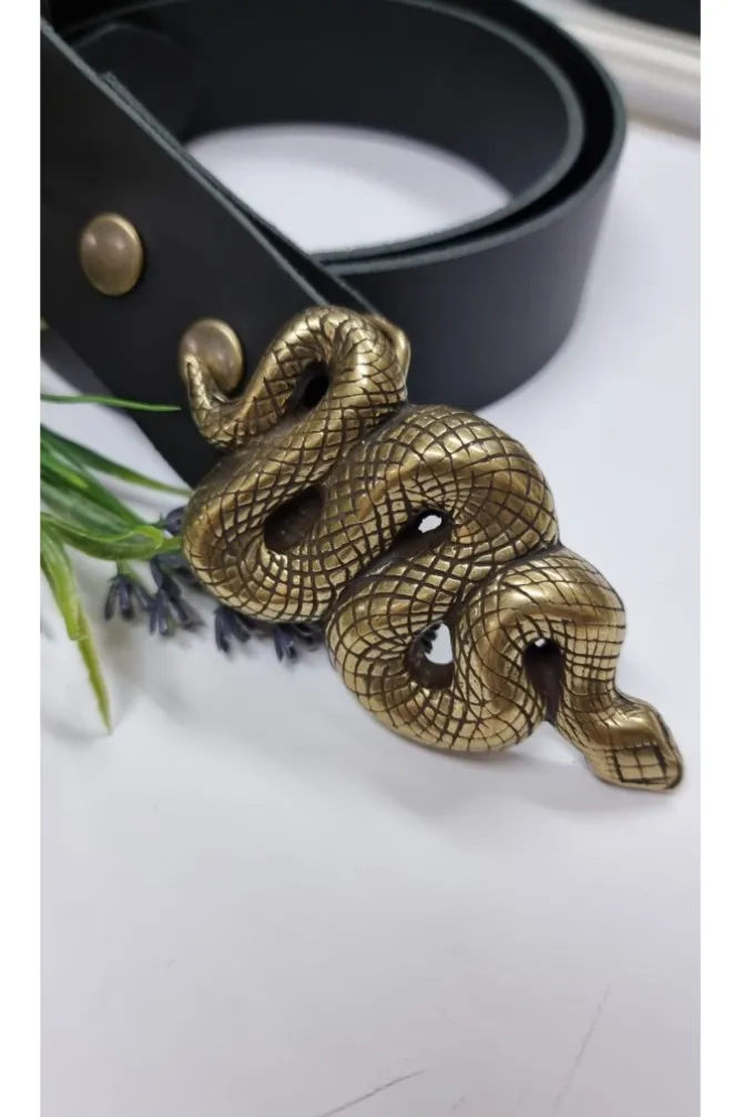 Cinturón de piel negro con hebilla serpiente