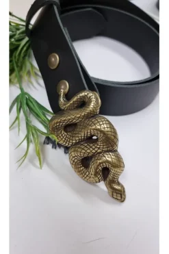Cinturón de piel negro con hebilla serpiente
