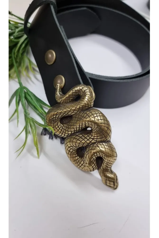 Cinturón de piel negro con hebilla serpiente