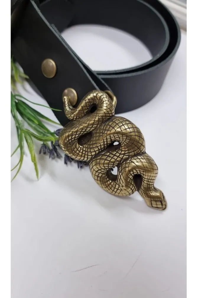 Cinturón de piel negro con hebilla serpiente