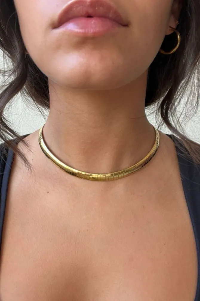 Collar chocker de acero dorado