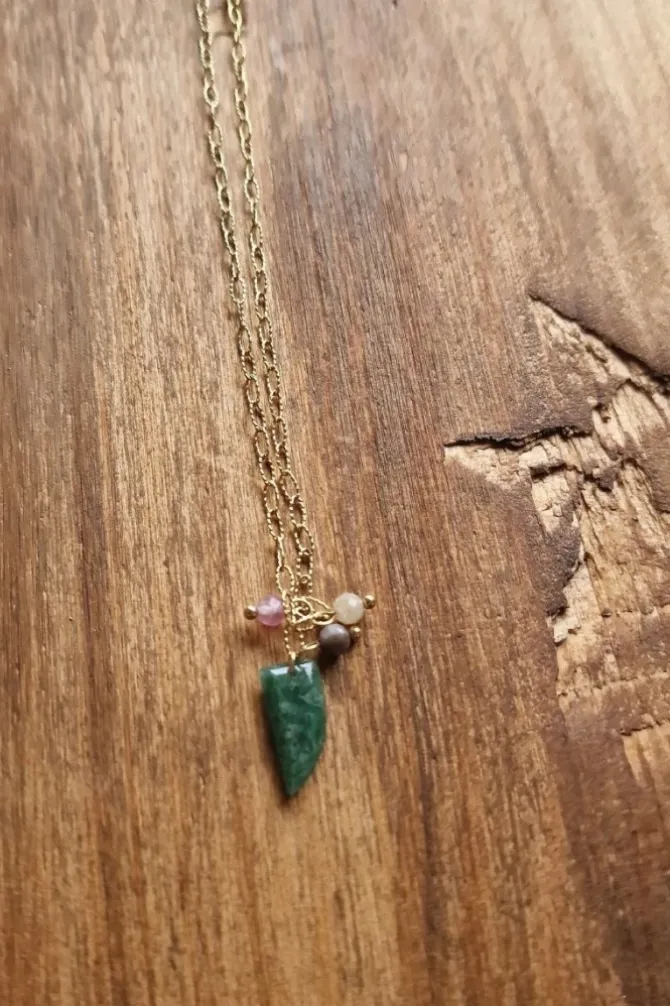 Collar dorado con cuerno pequeño verde