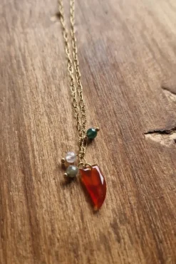 Collar dorado con cuerno pequeño granate