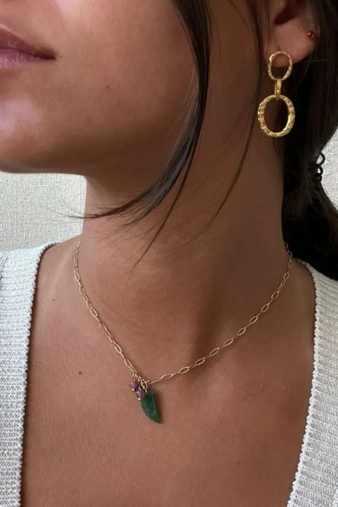 Collar dorado con cuerno pequeño verde