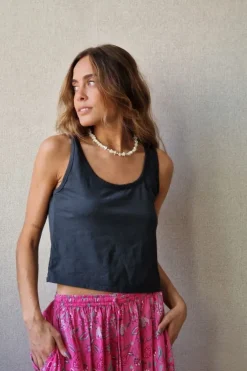Crop top de asas en color gris oscuro