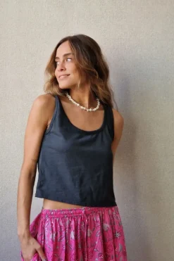 Crop top de asas en color gris oscuro