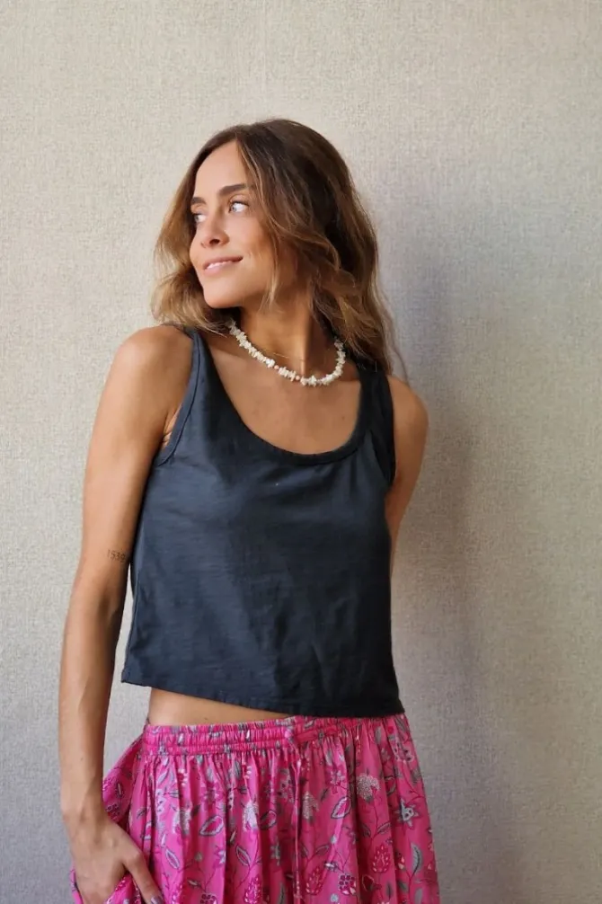 Crop top de asas en color gris oscuro