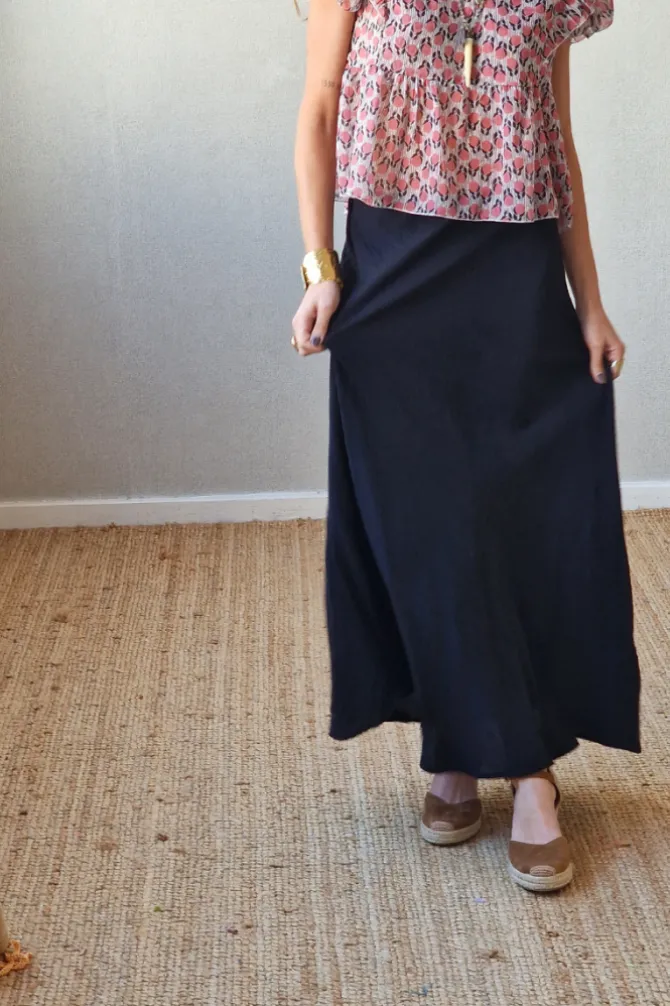 Falda tipo crepe negra
