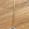 Gargantilla de acero dorado con ojo y brillos
