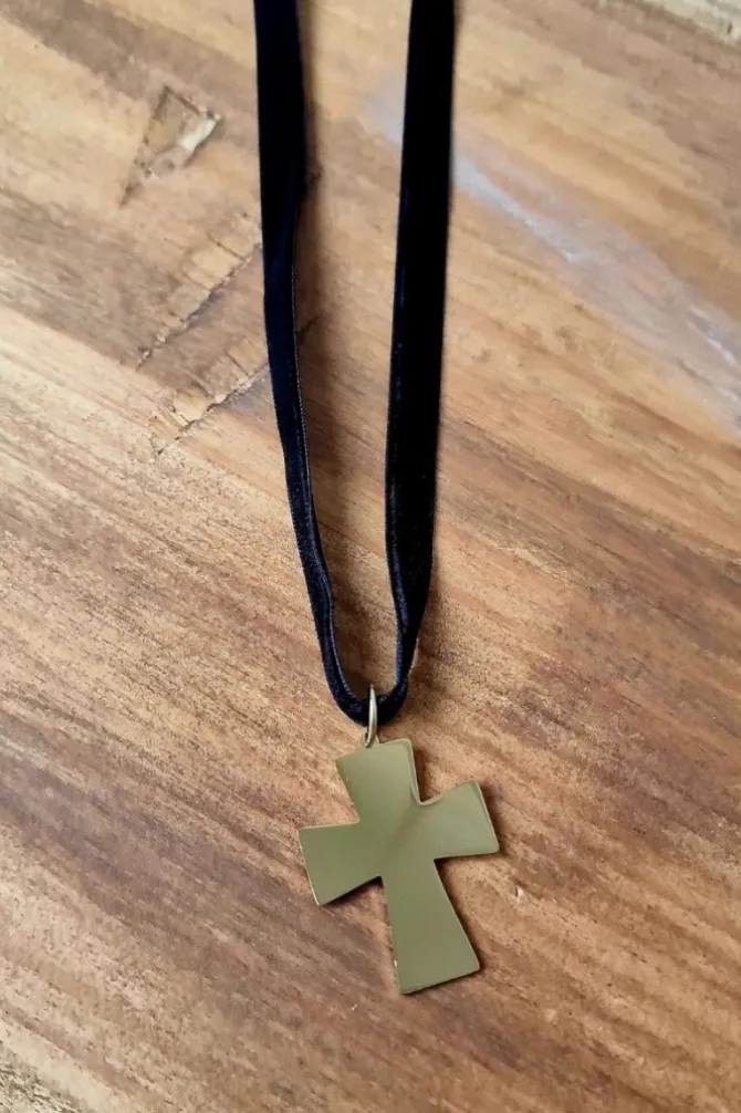 Gargantilla de terciopelo negro y cruz de acero