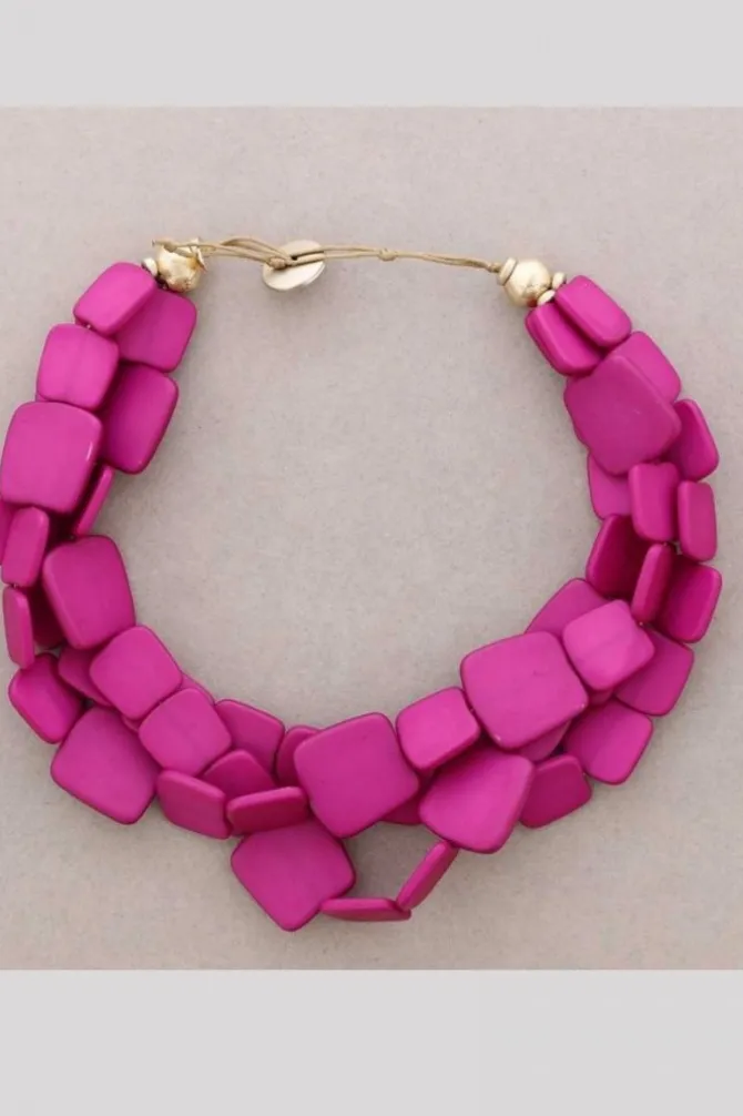 Gargantilla tres vueltas resina fucsia