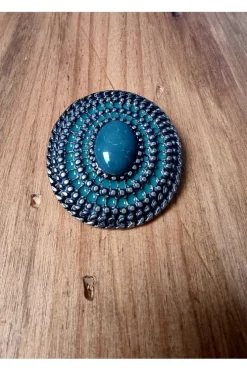 Hebilla lacada con piedra verde