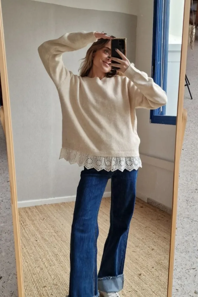 Jersey beige de cuello redondo con puntilla