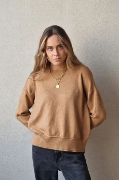 Jersey básico cuello redondo camel