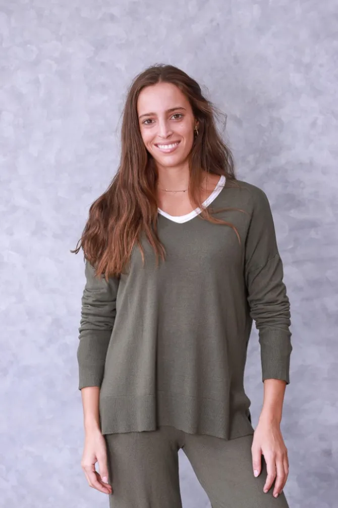 Jersey básico de cuello pico verde militar