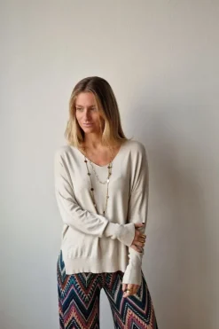 Jersey básico de cuello pico beige