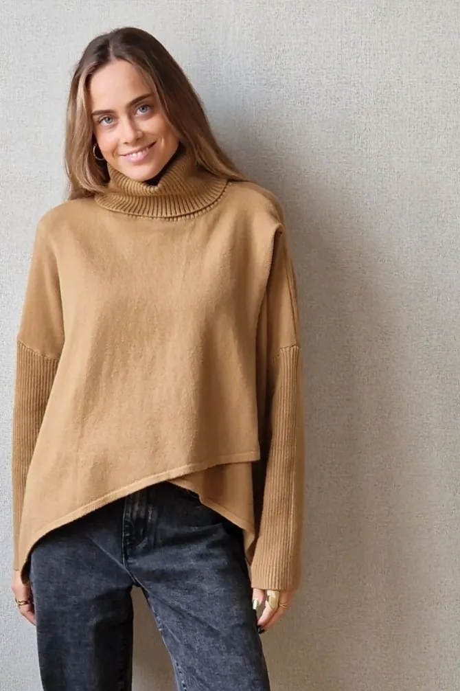Jersey cuello alto cruzado camel