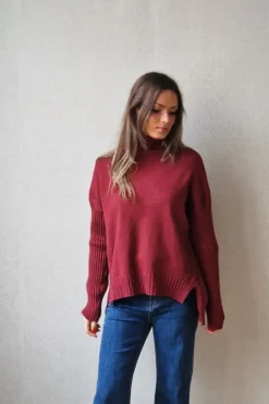 Jersey cuello cisne con dibujo trenzas laterales granate