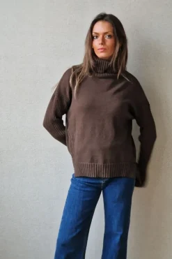 Jersey cuello cisne con dibujo trenzas laterales marrón