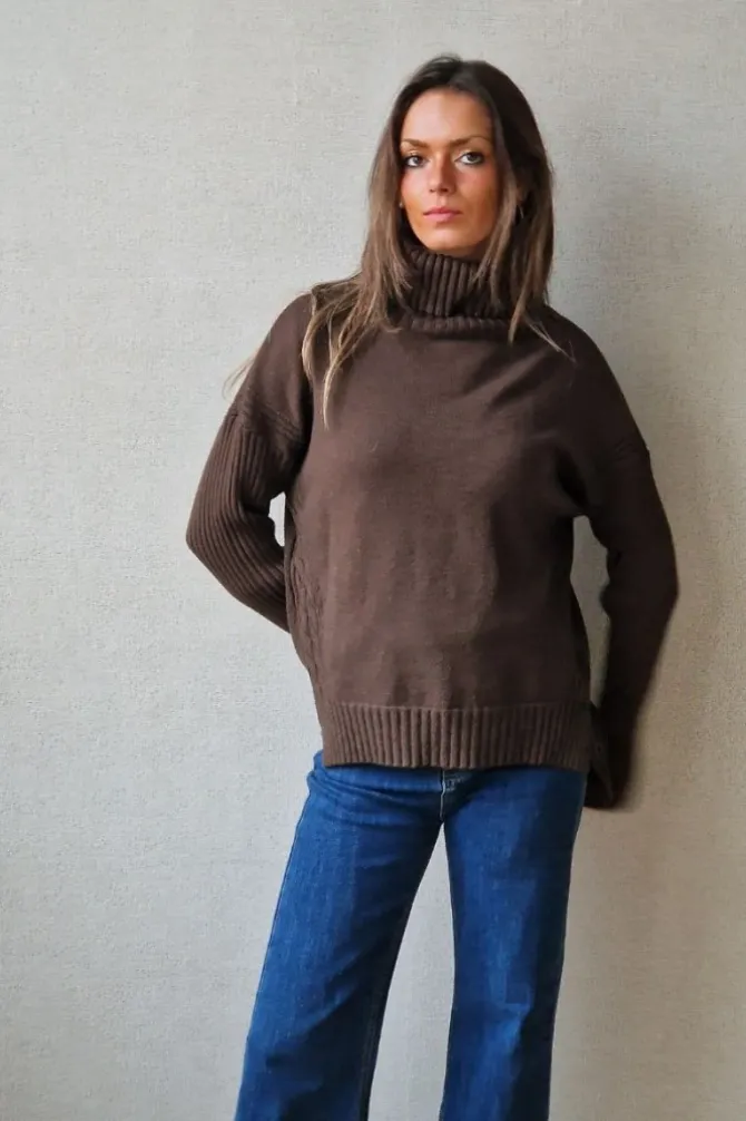 Jersey cuello cisne con dibujo trenzas laterales marrón
